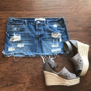 HOLLISTER MINI DISTRESSED SKIRT